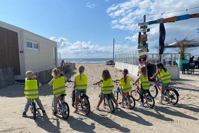 Bij Kinderopvang Dribbel in Zandvoort leren kinderen van jongs af aan fietsen
