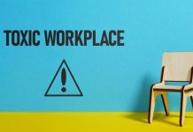 Foto van werkstoel en dan de tekst Toxic Workplace, vertaald: giftige werkomgeving.