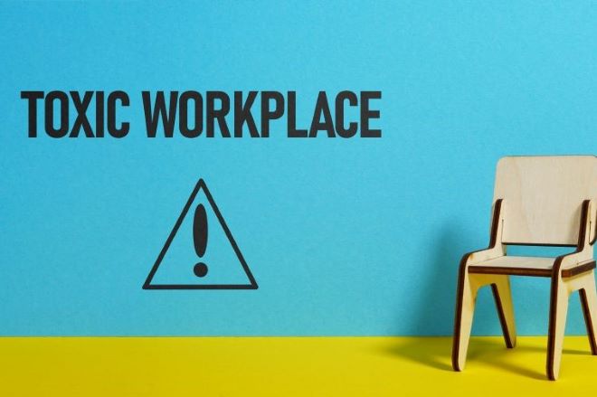 Foto van werkstoel en dan de tekst Toxic Workplace, vertaald: giftige werkomgeving.