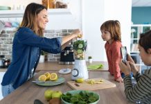 Groente en fruit in de blender voor een vegan lunch op de kinderopvang