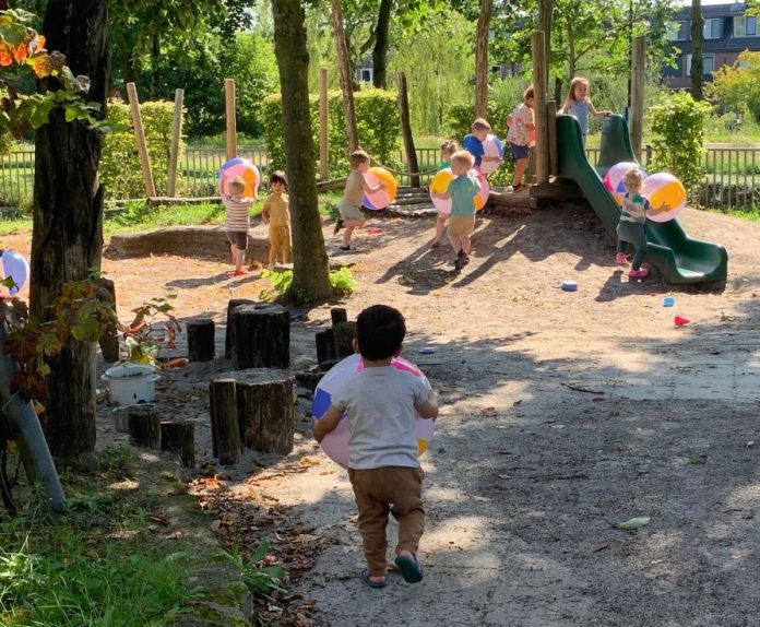 Spelende peuters in het bos