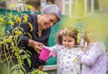 Anne Corputty op haar oude groep bij de Tuimelaar van Akros.