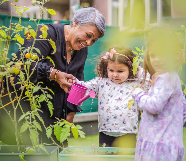 Anne Corputty op haar oude groep bij de Tuimelaar van Akros.