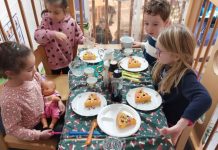 Kinderen aan tafel met een stukje taart