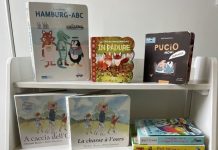 Boekenkast met kinderboeken in eigen taal