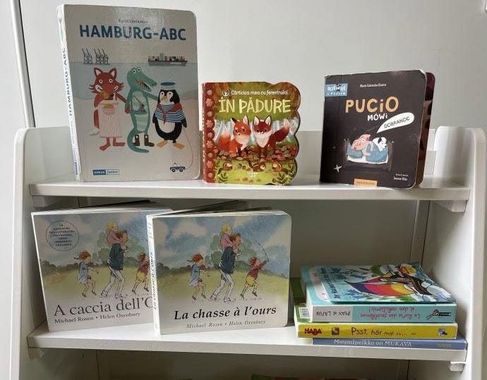 Boekenkast met kinderboeken in eigen taal