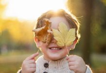 jongetje van 4 jaar houdt een herfstblad vast