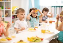 kinderen die groenten eten in de kleuterklas of kinderopvang