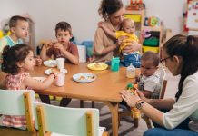 Kinderen ontbijten bij de opvang